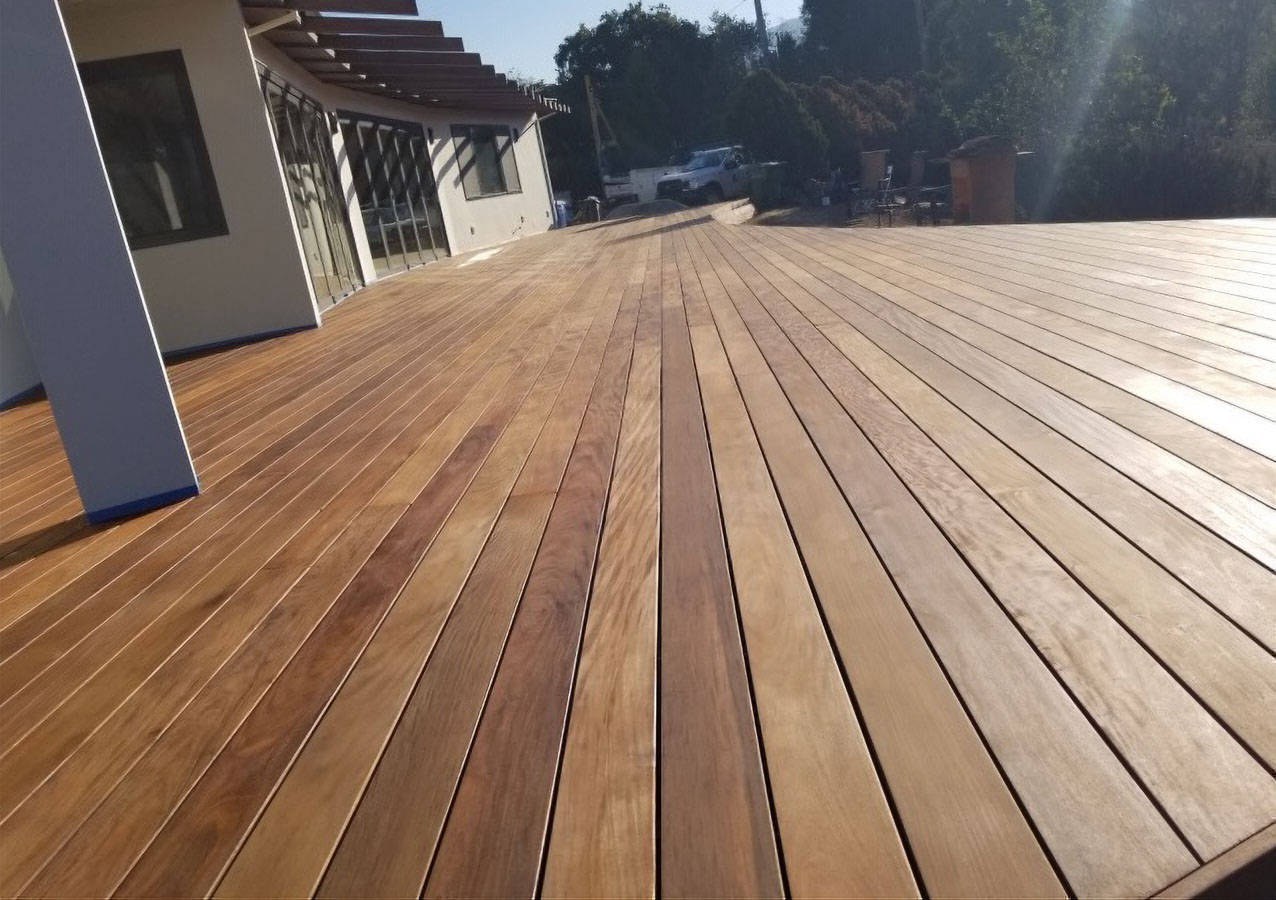 Finished redwood deck built by Meza's Fence