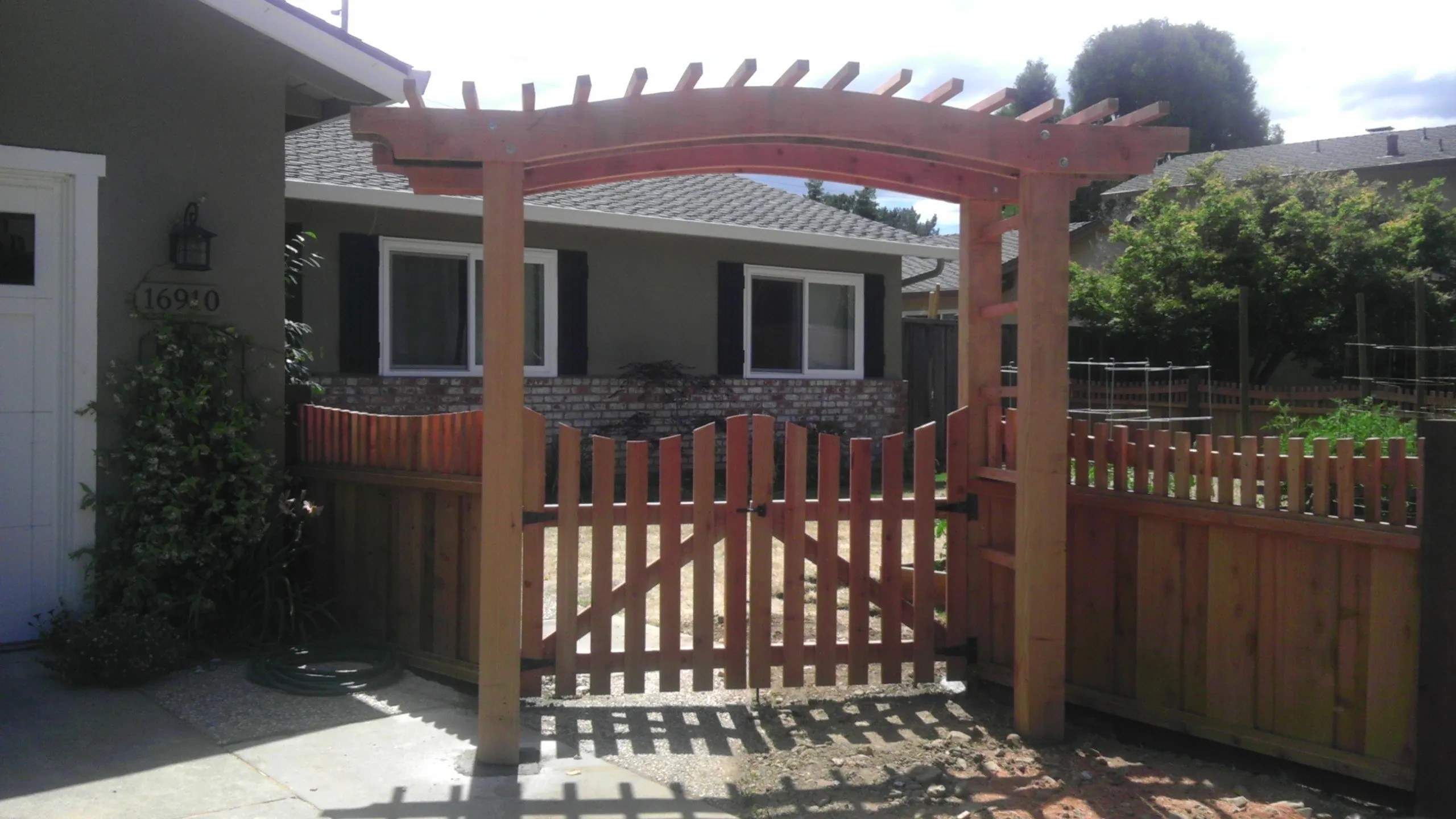 Curved front yard fence built by Meza's Fence